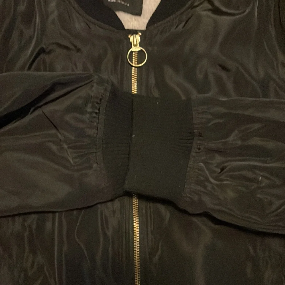 NWOT BLACK BOMBER JACKET WITH FAUX SHERPA LINING - Picture 4 of 8